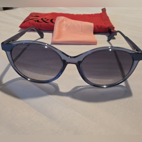 MAX&CO SUNWEAR
MO0084 87W - SHINY TURQUOISE / SHINY LIGHT BLUE Size: 55:18:140MM - Picture 6 of 11